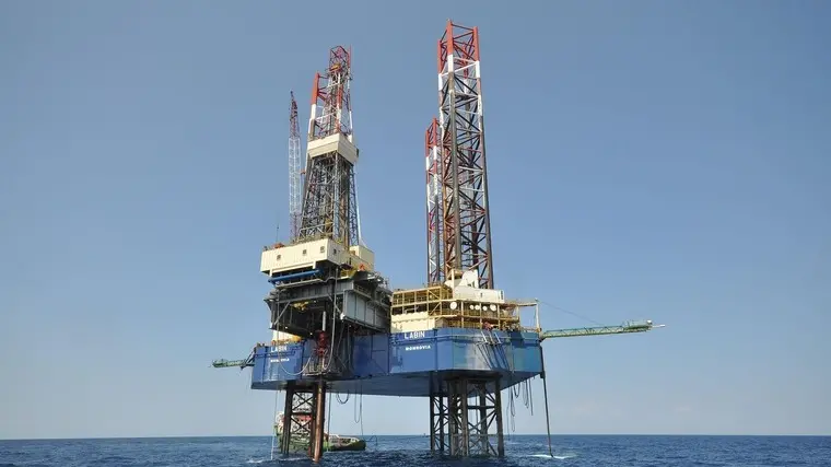 Immagine di una piattaforma per l'estrazione del gas nell'Adriatico croato.