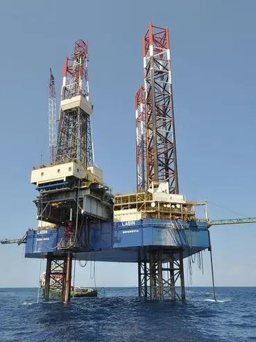 Immagine di una piattaforma per l'estrazione del gas nell'Adriatico croato.