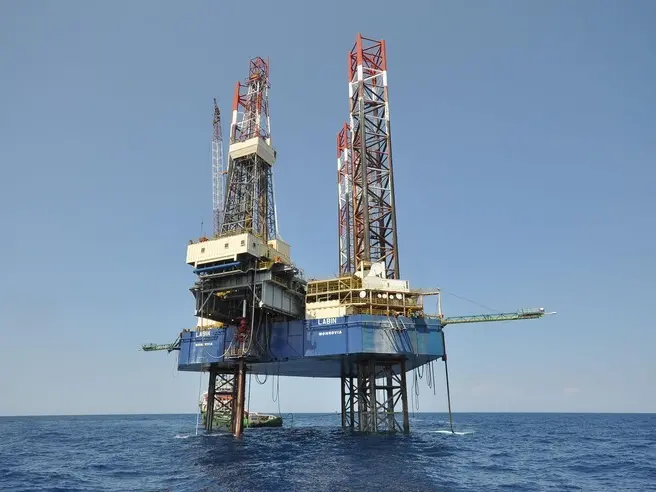 Immagine di una piattaforma per l'estrazione del gas nell'Adriatico croato.