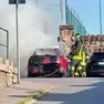 L'auto in fiamme in via D'Angeli, foto di Francesco Bruni