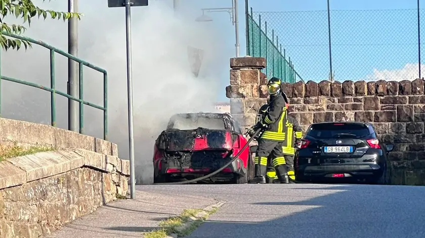 L'auto in fiamme in via D'Angeli, foto di Francesco Bruni