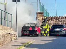 L'auto in fiamme in via D'Angeli, foto di Francesco Bruni