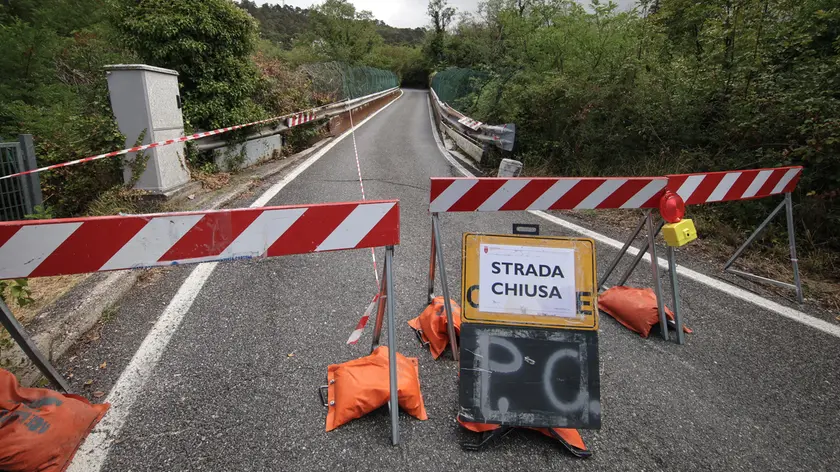 La strada chiusa sul ponte ferroviario di via Bonomea (foto Andrea Lasorte)
