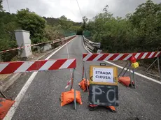 La strada chiusa sul ponte ferroviario di via Bonomea (foto Andrea Lasorte)