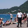 Una pattuglia della Municipale vigila sul lungomare (foto Silvano)