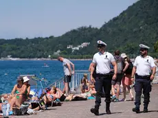 Una pattuglia della Municipale vigila sul lungomare (foto Silvano)
