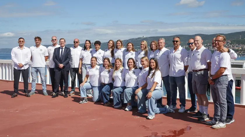 Atlete e staff della Pallanuoto Trieste femminile allo stabilimento Ausonia (foto Andrea Lasorte)
