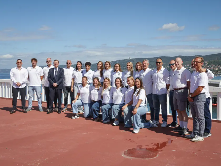 Atlete e staff della Pallanuoto Trieste femminile allo stabilimento Ausonia (foto Andrea Lasorte)