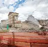 Le operazioni relative alla demolizione dell’exospedale civile di Gorizia (foto Daniele Tibaldi)