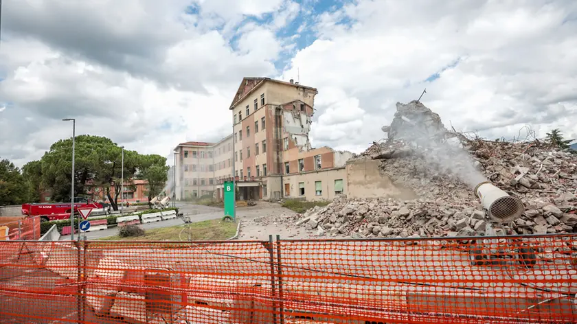 Le operazioni relative alla demolizione dell’exospedale civile di Gorizia (foto Daniele Tibaldi)