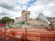 Le operazioni relative alla demolizione dell’exospedale civile di Gorizia (foto Daniele Tibaldi)