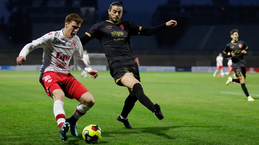 Il difensore centrale Alessandro Ligi in azione con la maglia della Triestina (foto Andrea Lasorte)