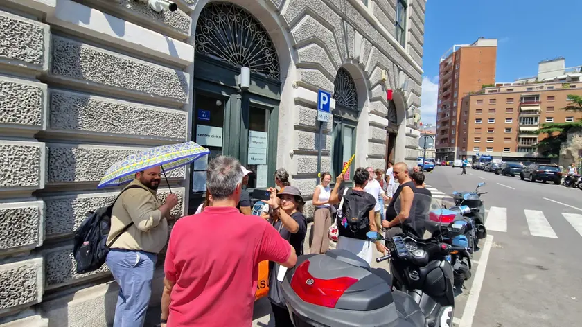Le attese sotto il sole davanti al centro civico di via del Teatro Romano
