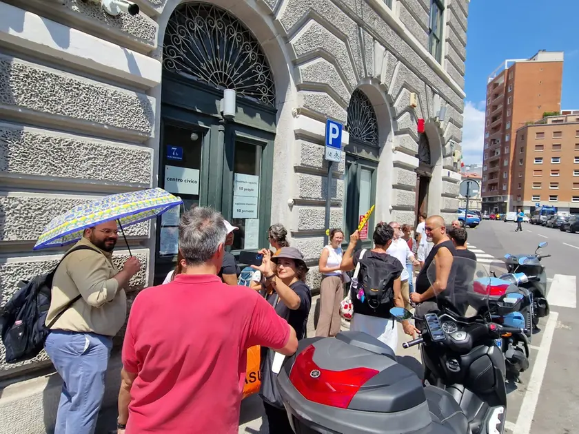 Le attese sotto il sole davanti al centro civico di via del Teatro Romano