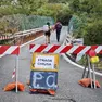 La strada chiusa sul ponte ferroviario di via Bonomea (foto Andrea Lasorte)