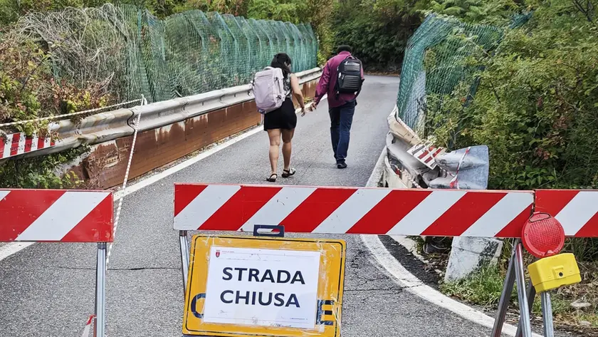 La strada chiusa sul ponte ferroviario di via Bonomea (foto Andrea Lasorte)