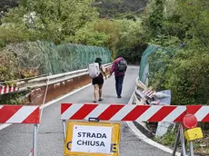 La strada chiusa sul ponte ferroviario di via Bonomea (foto Andrea Lasorte)