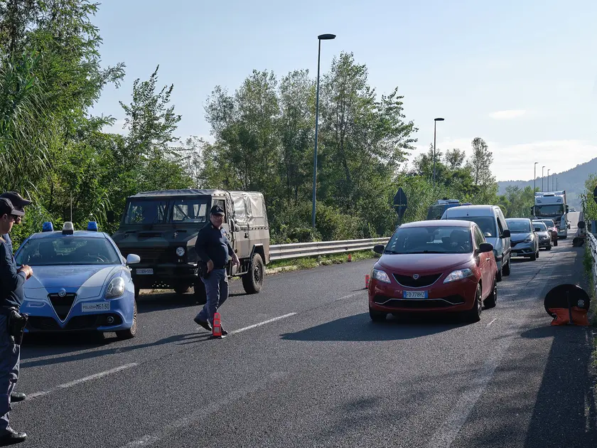 Agenti impegnati in controlli a Muggia (foto Massimo Silvano)