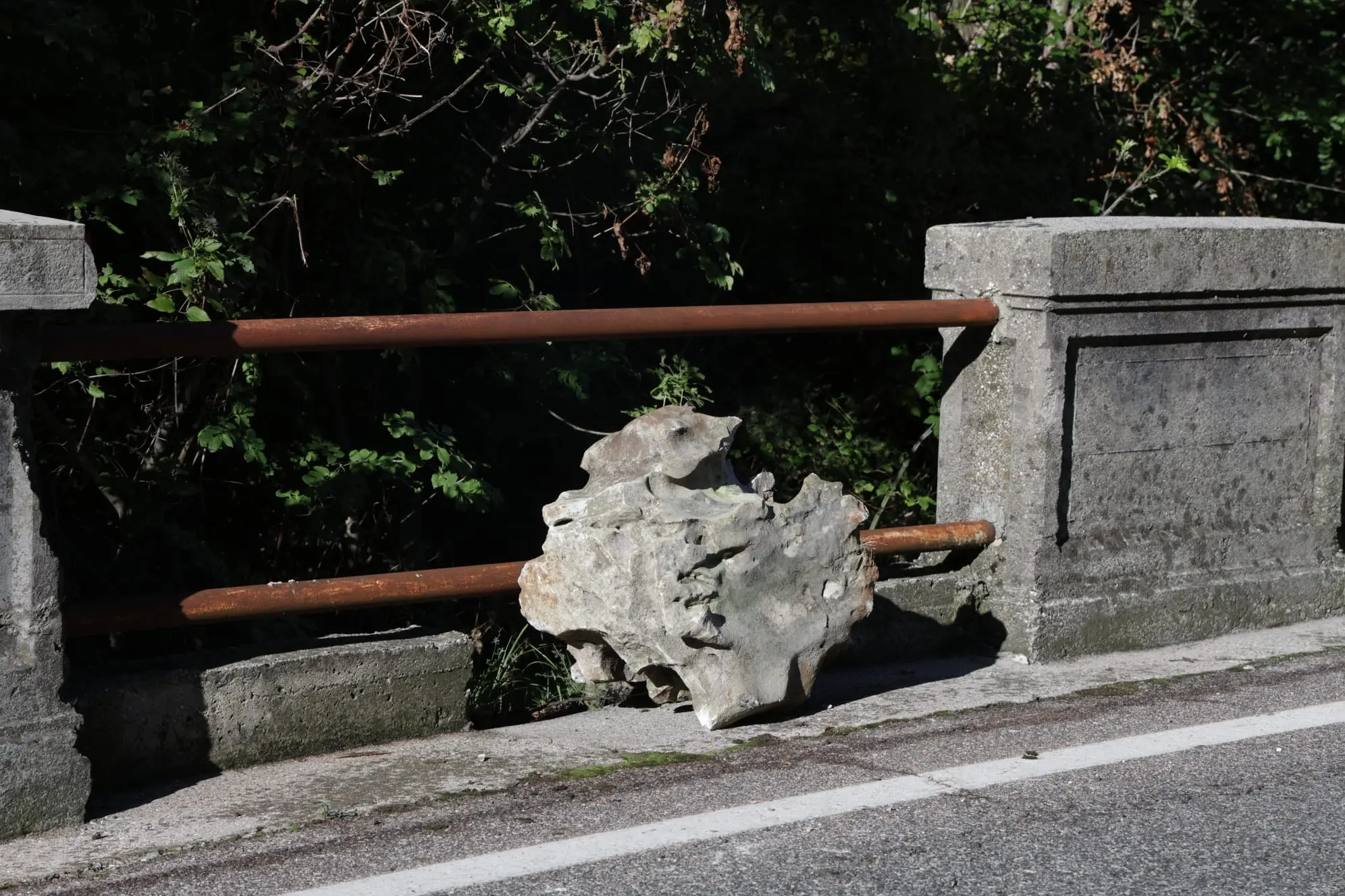 Uno dei massi sulla carreggiata della strada per Basovizza. Foto Andrea Lasorte
