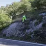 Un operaio di Anas al lavoro per la messa in sicurezza del costone. Foto Andrea Lasorte