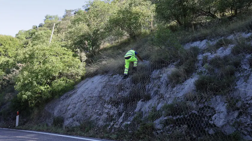 Un operaio di Anas al lavoro per la messa in sicurezza del costone. Foto Andrea Lasorte