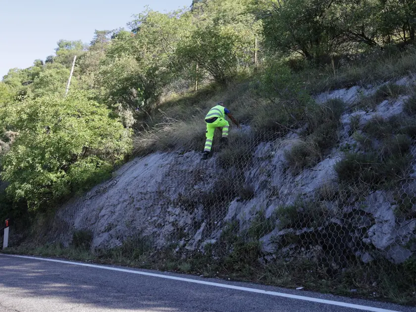 Un operaio di Anas al lavoro per la messa in sicurezza del costone. Foto Andrea Lasorte