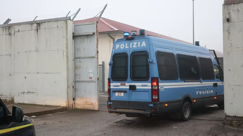 Una camionetta della polizia entra dentro il Cpr di Gradisca