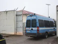 Una camionetta della polizia entra dentro il Cpr di Gradisca