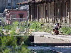 Alcuni migranti tra i cantieri del Porto Vecchio (foto Massimo Silvano)