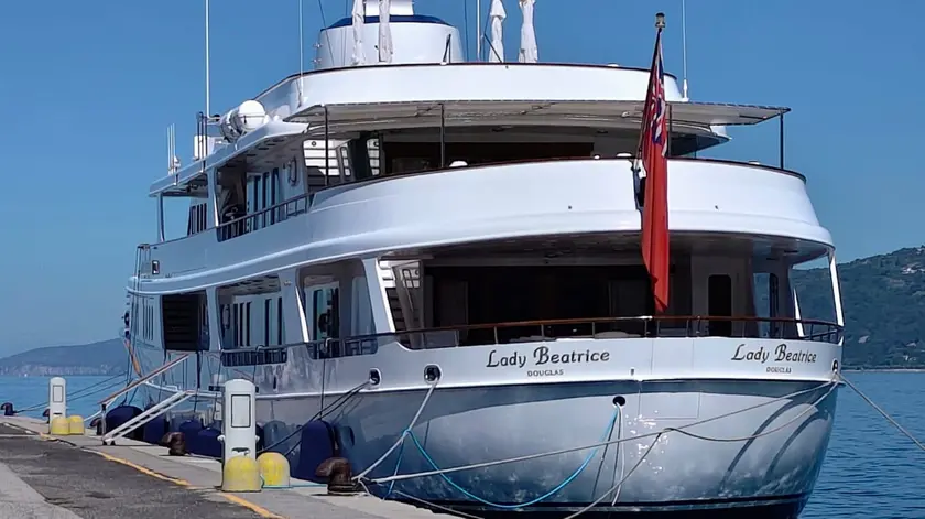 Lo yacht Lady Beatrice ormeggiato al molo Pescherie. Foto Francesco Bruni