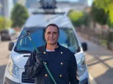 Fabio Bernt, spazzacamino goriziano, con la sua attrezzatura da lavoro