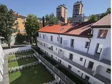 Il complesso abitativo di via Gambini con lo spazio verde (fotoservizio Andrea Lasorte)