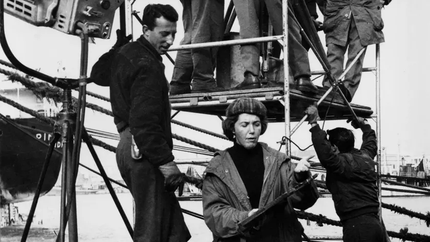 Anna Gruber al lavoro sul set del film "Sotto dieci bandiere" di Duilio Coletti (1960). Foto Biblioteca Civica A. Hortis – Archivio Diplomatico e Fondi Archivistici