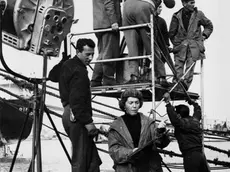 Anna Gruber al lavoro sul set del film "Sotto dieci bandiere" di Duilio Coletti (1960). Foto Biblioteca Civica A. Hortis – Archivio Diplomatico e Fondi Archivistici