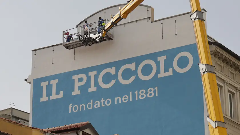 Restaurata la storica scritta de Il Piccolo