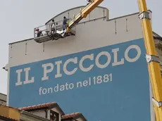 Restaurata la storica scritta de Il Piccolo