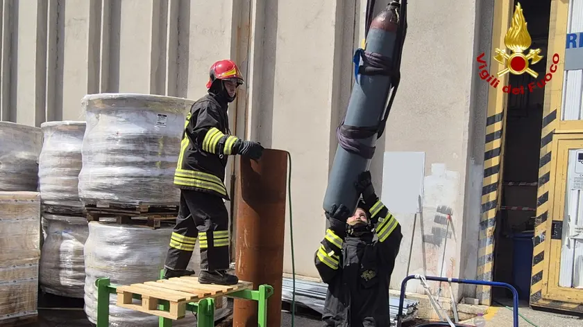 I vigili del fuoco di Trieste mettono in sicurezza la bombola di acetilene