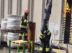 I vigili del fuoco di Trieste mettono in sicurezza la bombola di acetilene
