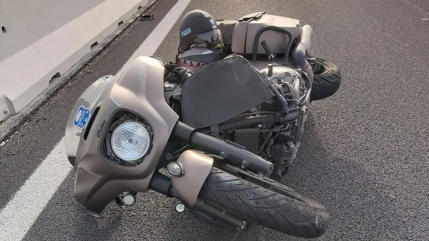 La moto del settantacinquenne di Trieste finita contro il guardrail sull'A4 a Portogruaro