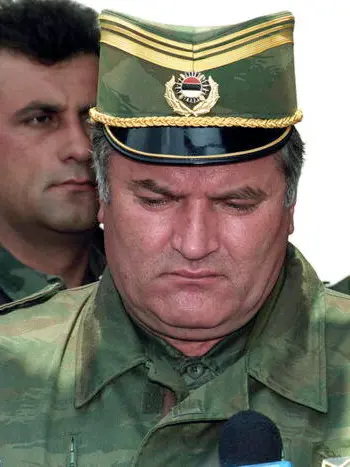 In una foto del 18 maggio 1993 l'ex comandante dei serbo bosniaci Ratko Mladic