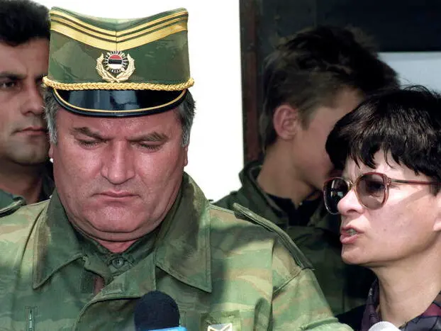 In una foto del 18 maggio 1993 l'ex comandante dei serbo bosniaci Ratko Mladic