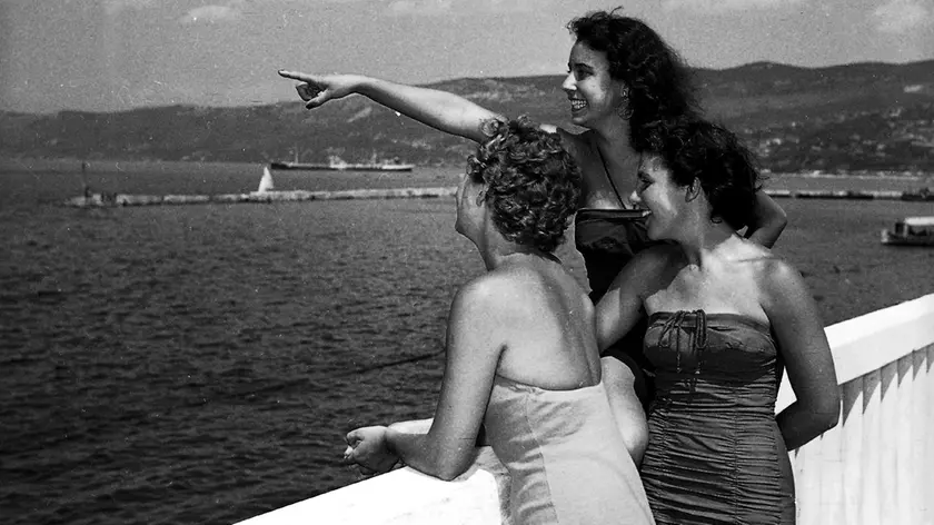 Anni Cinquanta a Trieste, un gruppo di ragazze in una bella immagine realizzata da Giornalfoto