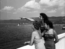 Anni Cinquanta a Trieste, un gruppo di ragazze in una bella immagine realizzata da Giornalfoto