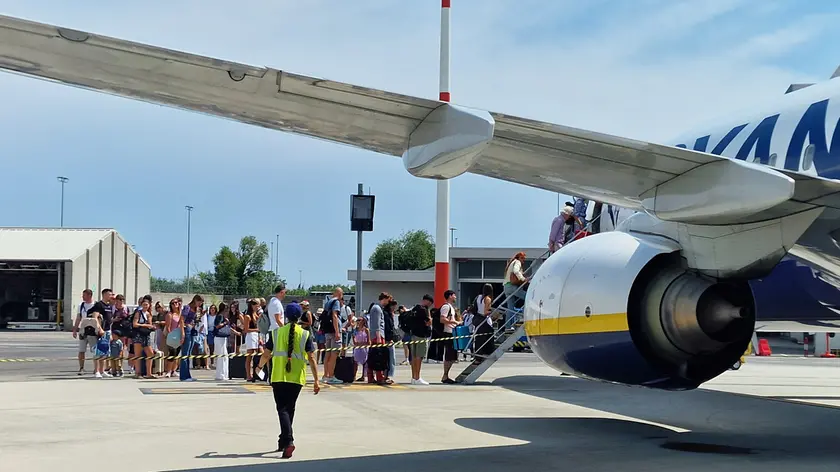 https://images.ilpiccolo.it/view/acePublic/alias/contentid/1tf52vnwum4tnkdl8pw/0/copia-di-01-08-2026-aeroporto-ronchi-dei-legionari.webp?f=16%3A9&amp;w=840