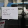 Il cartello affisso sulla porta del bar. Foto Lasorte