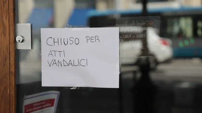 Il cartello affisso sulla porta del bar. Foto Lasorte