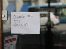 Il cartello affisso sulla porta del bar. Foto Lasorte