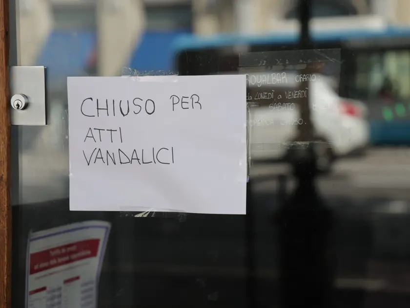 Il cartello affisso sulla porta del bar. Foto Lasorte