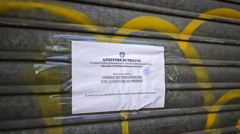 I sigilli sulla serranda del bar. Foto Lasorte