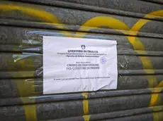I sigilli sulla serranda del bar. Foto Lasorte